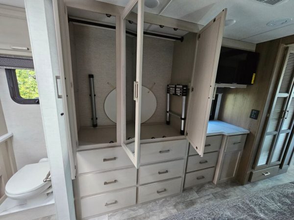 2026 Thor Motor Coach Luminate GG35 - Image 32