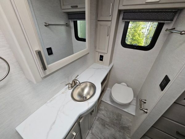 2026 Thor Motor Coach Luminate GG35 - Image 36