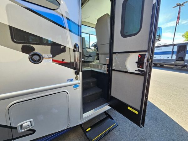 2026 Thor Motor Coach Luminate MM30 - Image 17