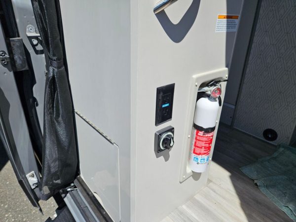 2026 Thor Motor Coach Sequence 20U - Image 17
