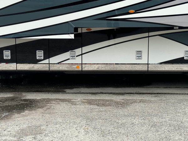 Newmar Dutch Star 3736 diesel pusher motorhome for sale - Image 9