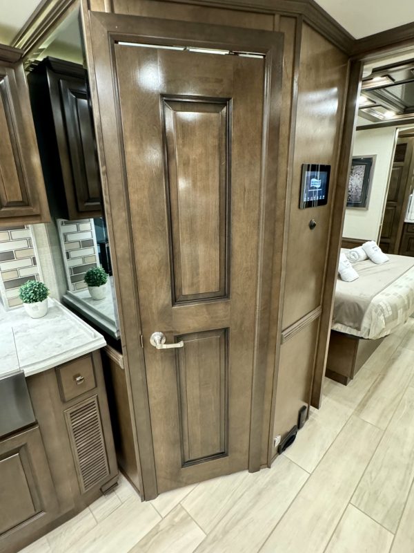 Newmar Dutch Star 3736 diesel pusher motorhome for sale - Image 35