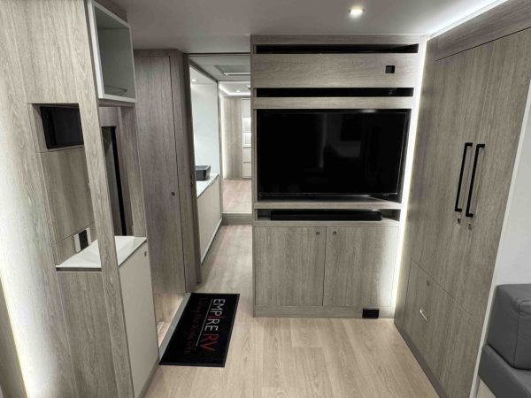 8* Black STX Motorhome - Image 17