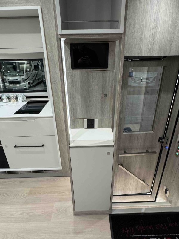 8* Black STX Motorhome - Image 18