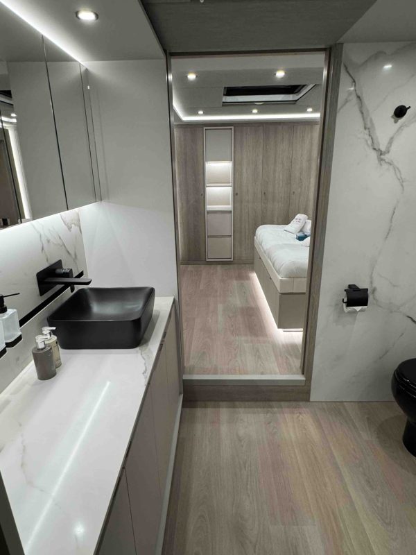 8* Black STX Motorhome - Image 19
