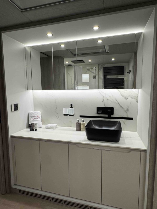 8* Black STX Motorhome - Image 21
