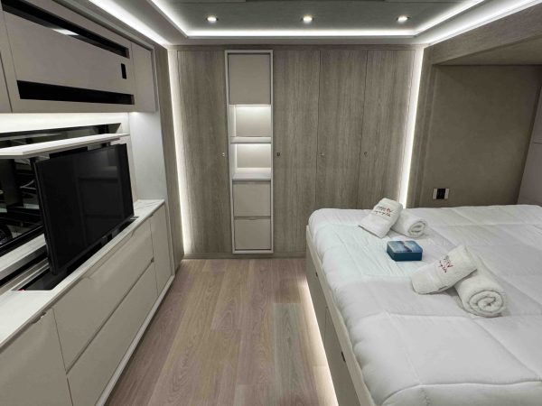 8* Black STX Motorhome - Image 22
