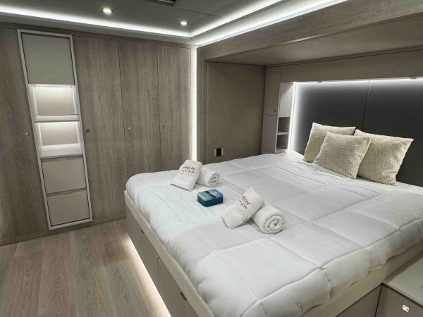 8* Black STX Motorhome - Image 23
