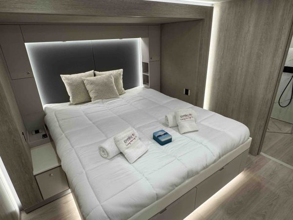 8* Black STX Motorhome - Image 25