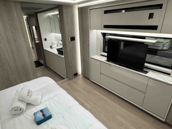 8* Black STX Motorhome - Image 26