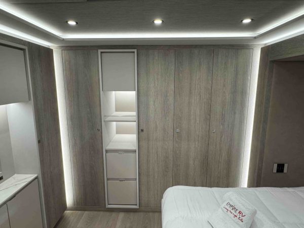 8* Black STX Motorhome - Image 27
