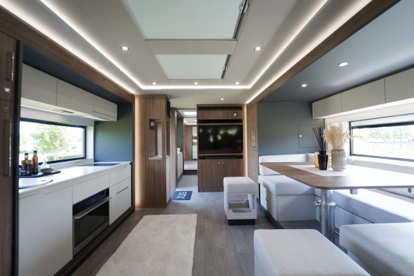 8* Silver STX Motorhome - Image 10