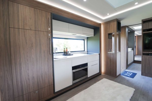 8* Silver STX Motorhome - Image 11