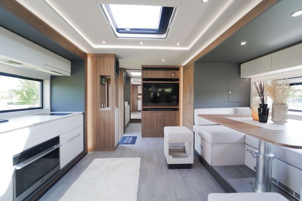 8* Silver STX Motorhome - Image 17