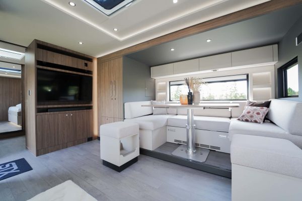 8* Silver STX Motorhome - Image 19