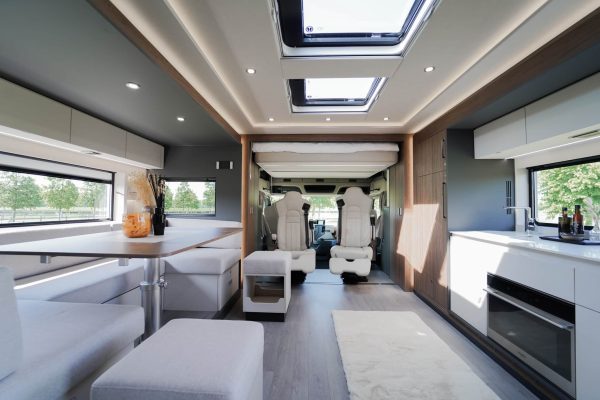 8* Silver STX Motorhome - Image 20