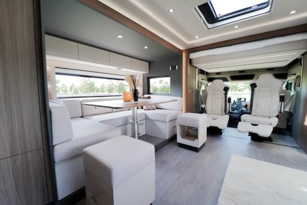8* Silver STX Motorhome - Image 21