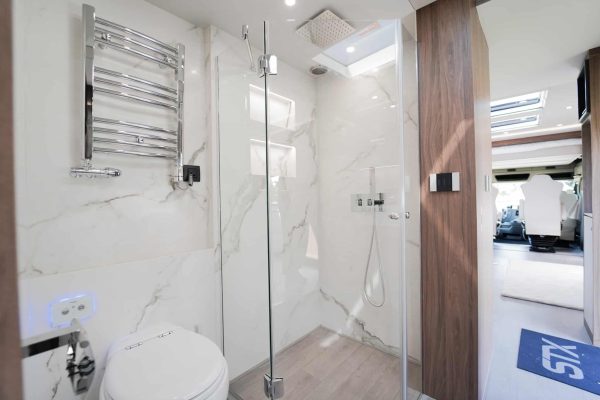8* Silver STX Motorhome - Image 25
